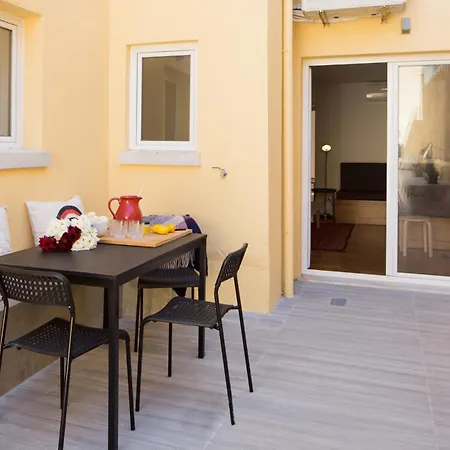 Stylish With Private Patio By Lovelystay * Лісабон