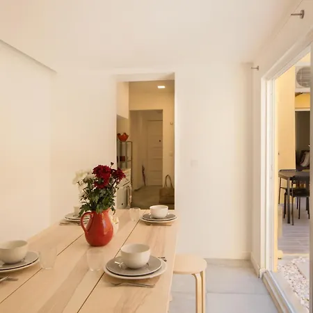Daire Stylish With Private Patio By Lovelystay