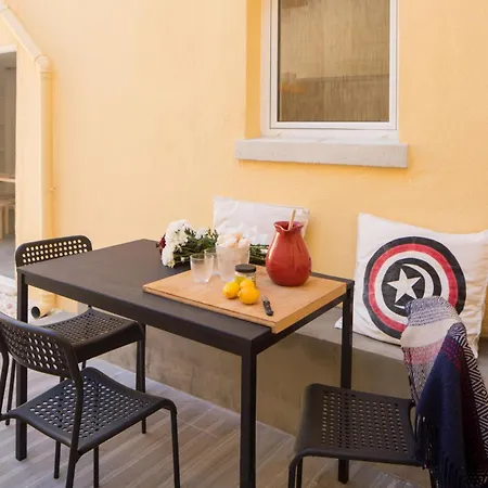 Daire Stylish With Private Patio By Lovelystay *
